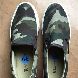 Camo wide sole slip on Air cooled memory foam shoe